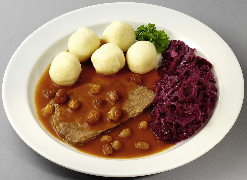 Rheinischer Sauerbraten vom Rind  mit Rosinensoße, dazu Rotkohl und Kartoffelklöße