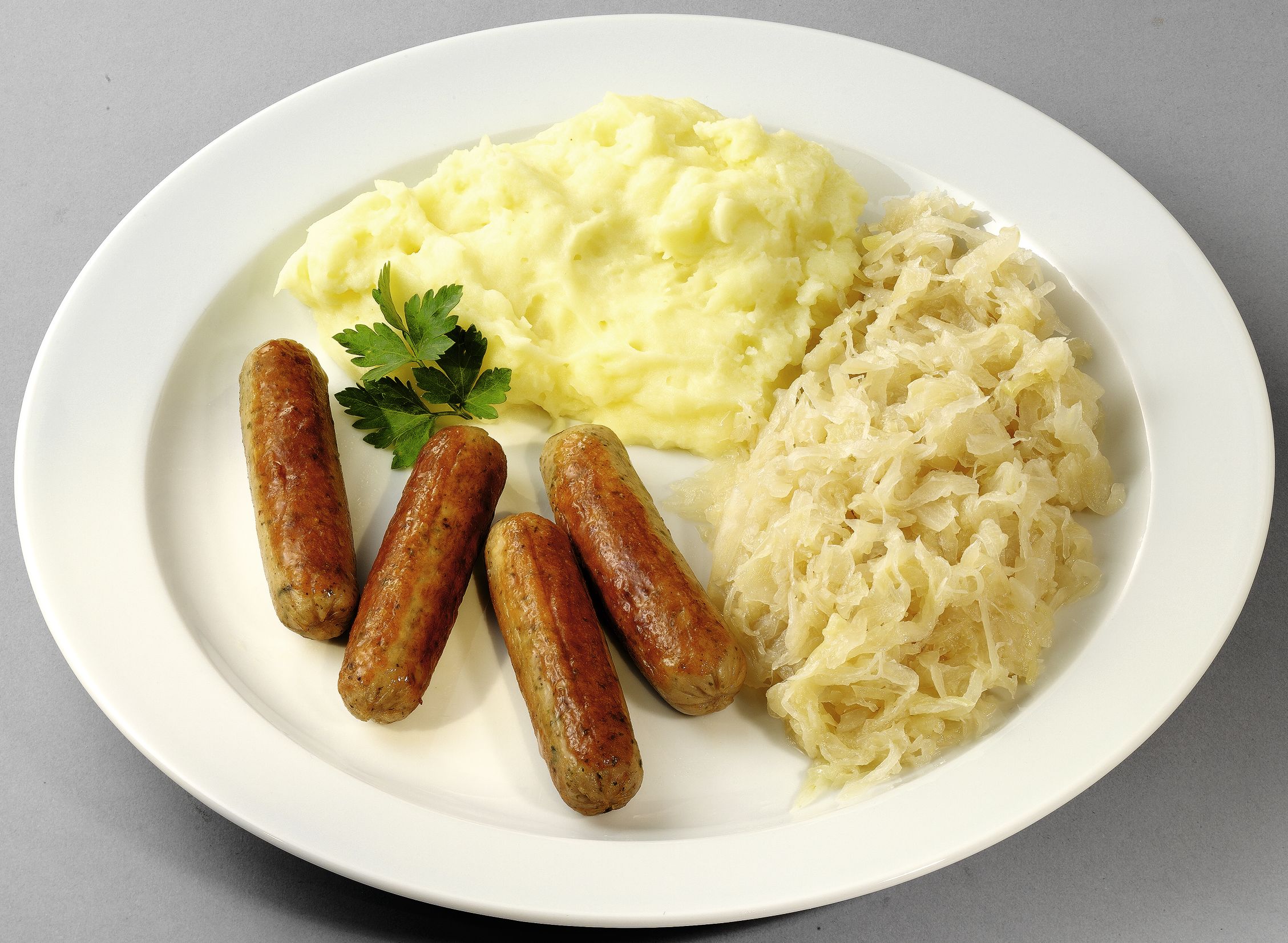 Rostbratwürstchen "Fränkische Art" vom Schwein  auf Sauerkraut mit Kartoffelpüree
