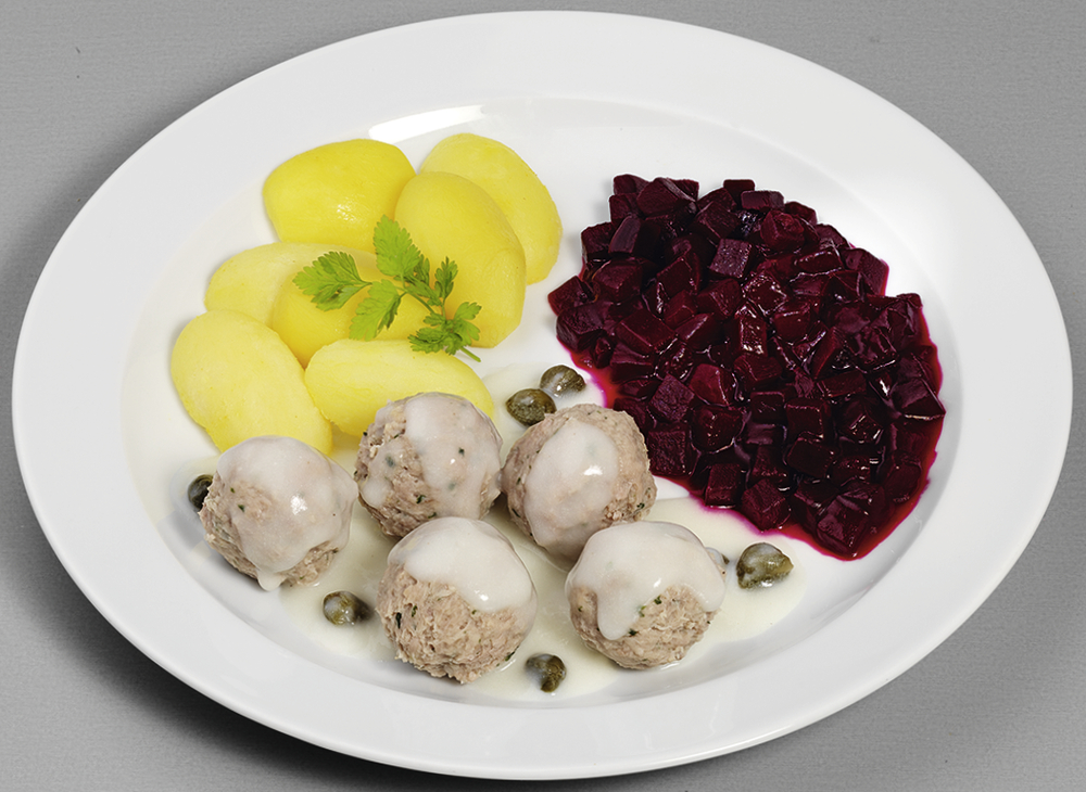  Klopse "Königsberger Art" aus Rind- und Schweinefleisch  dazu Rote-Bete-Gemüse und Salzkartoffeln
