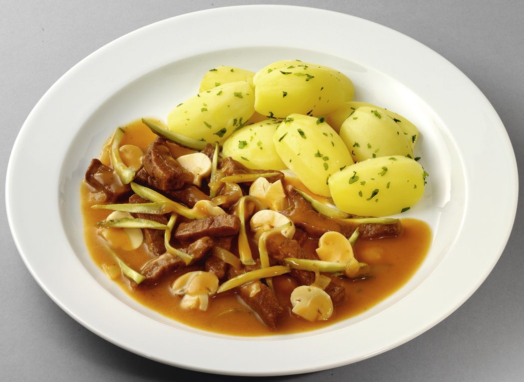 Herzhaftes Rindergeschnetzeltes "Stroganoff" mit Petersilienkartoffeln