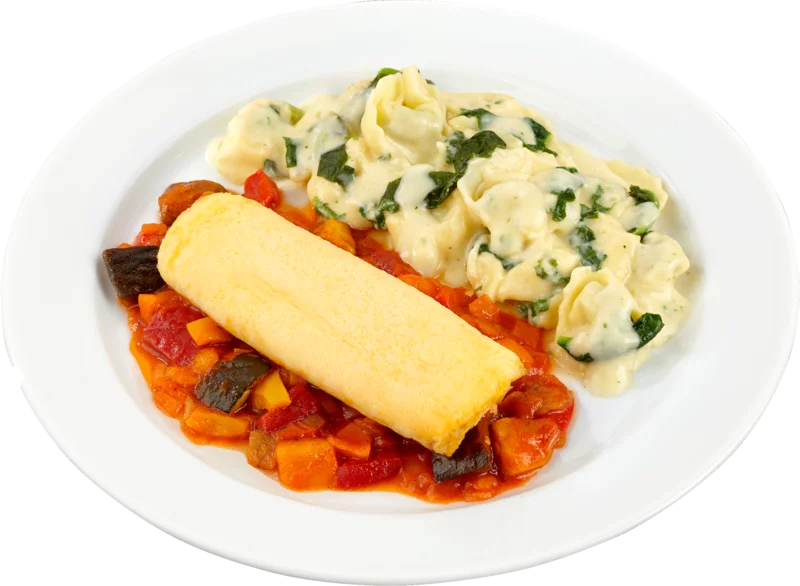 Eieromelette auf Ratatouille-Gemüse dazu Käse-Ricotta-Tortellini in Käsesoße mit Spinat