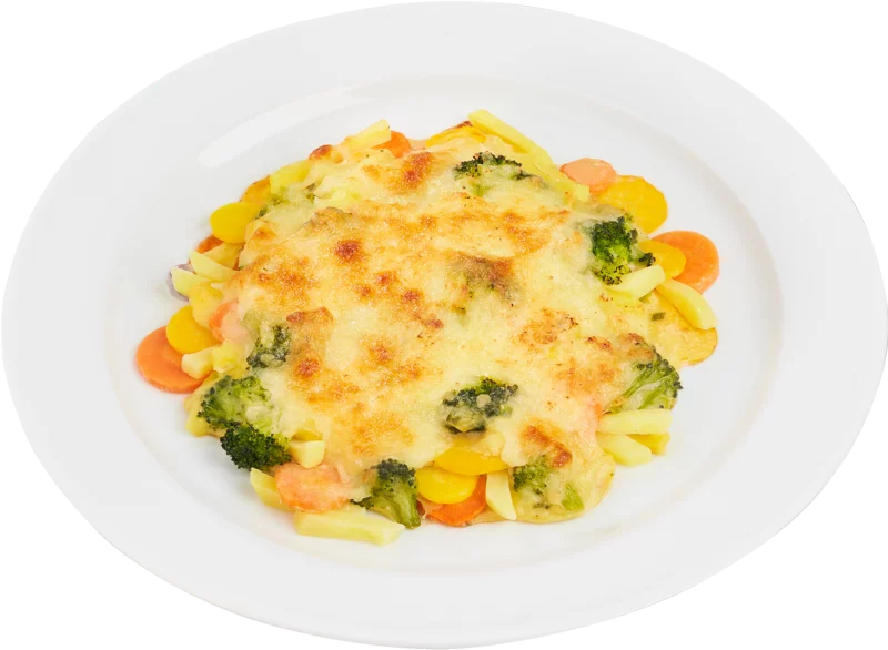 Kartoffel-Gemüse-Auflauf mit Brokkoli, Möhren und Zwiebeln in heller Soße, mit Käse überbacken