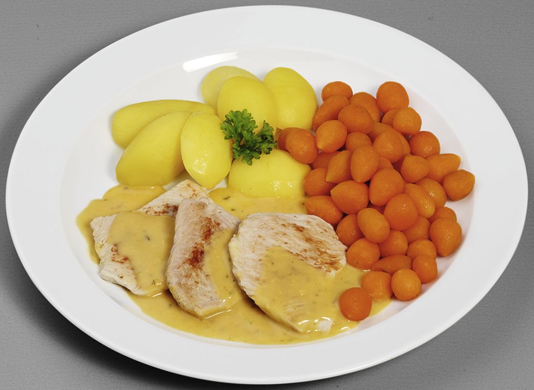 Putenmedaillons in Butter-Kräutersoße  mit Pariser Karotten und Salzkartoffeln