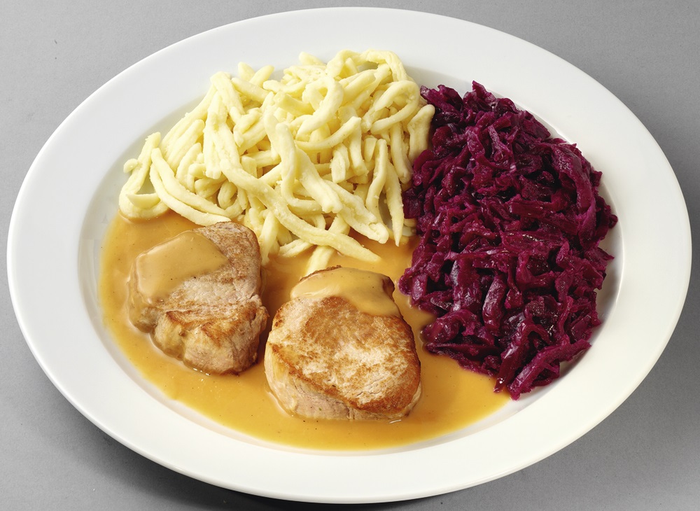 Zarte Schweinemedaillons in feiner Rahmsoße  mit Apfelrotkohl und Spätzle