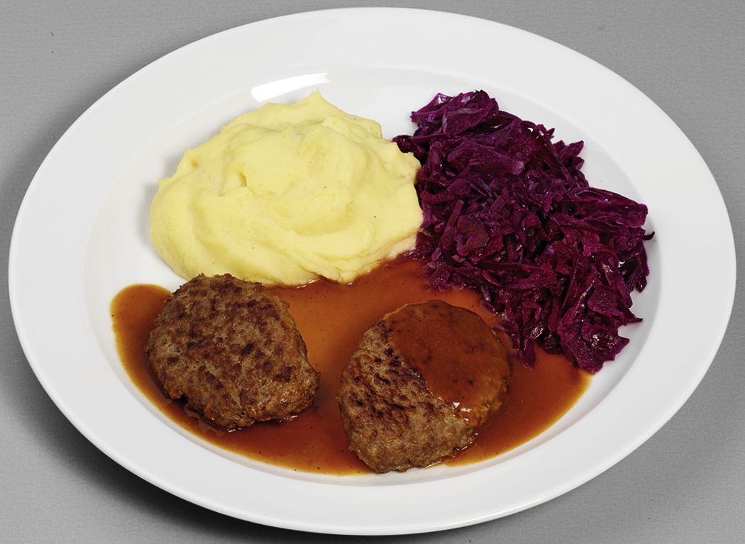 Zwei Rinderfrikadellen in dunkler Bratensoße  mit Apfelrotkohl und Kartoffelpüree