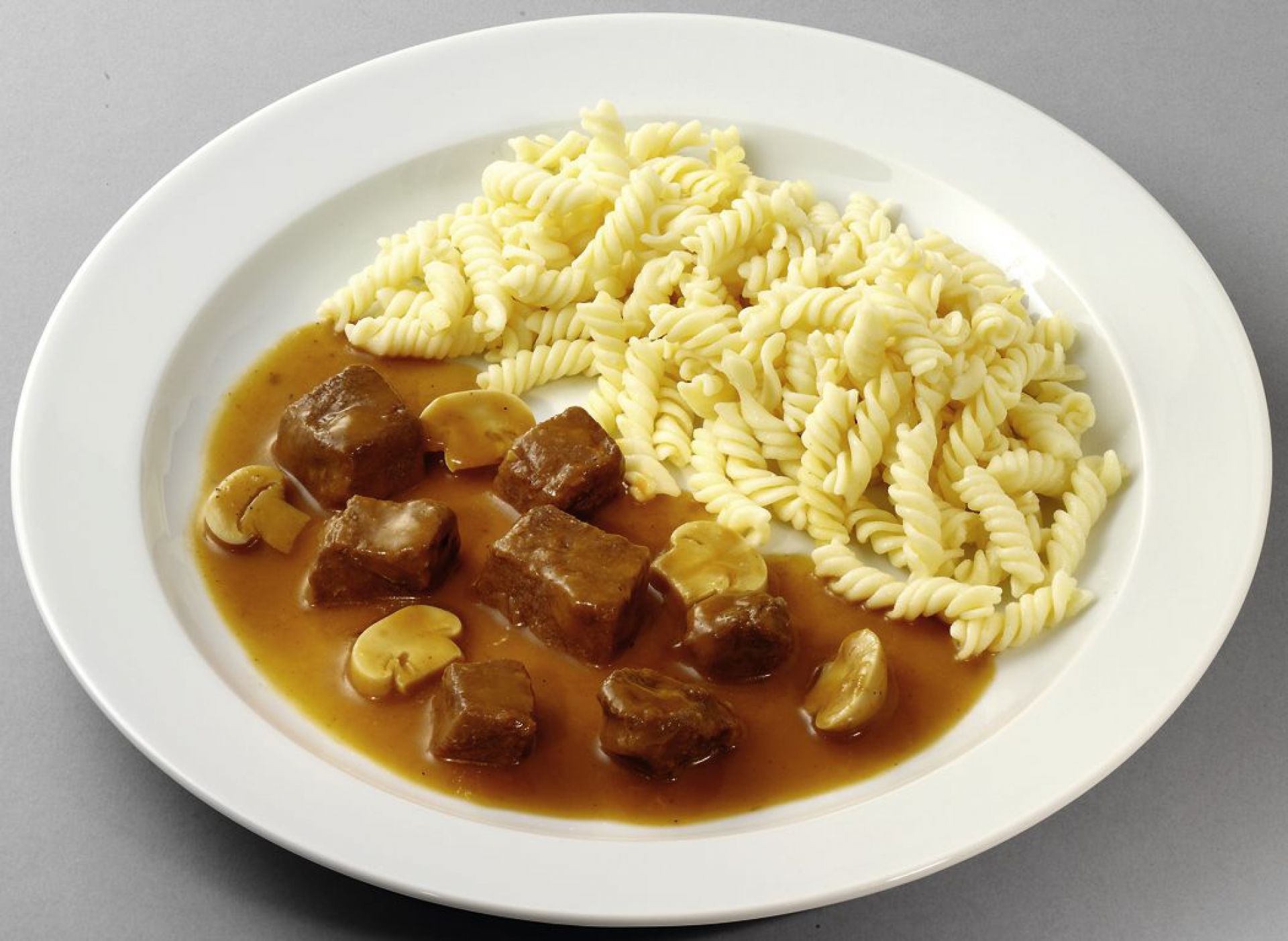 Saftiges Rindergulasch in Champignonsoße mit Spiralnudeln | 13229