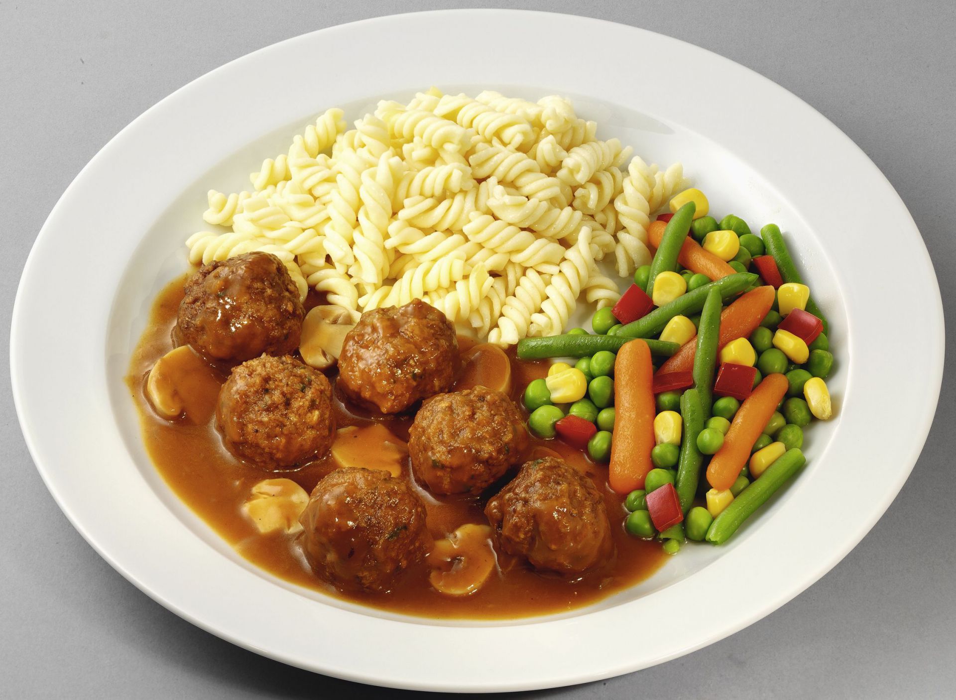 Fleischklößchen vom Rind und Schwein in einer Soße mit fein ... Fleischklößchen vom Rind und Schwein in einer Soße mit fein ...