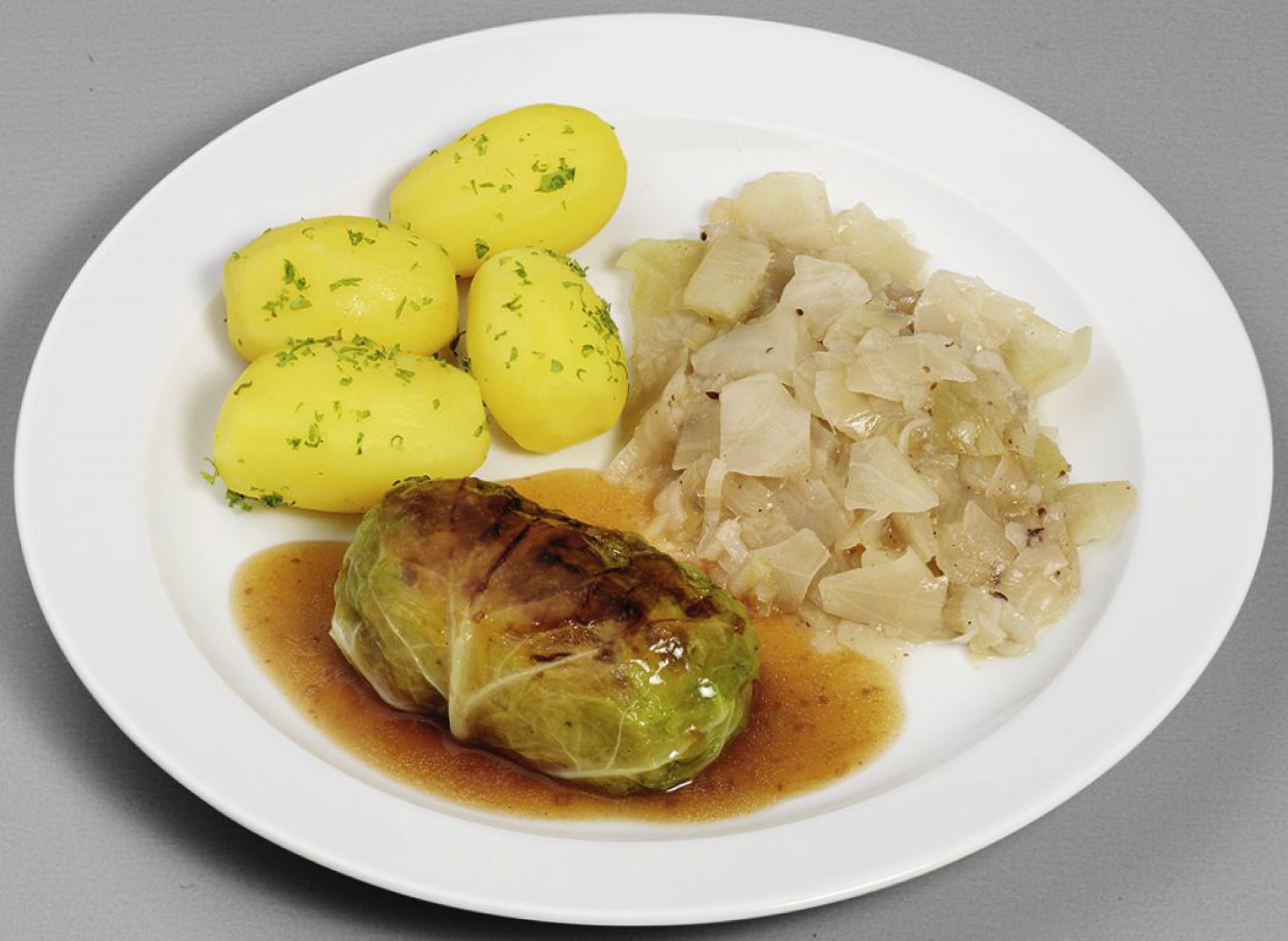 Hausgemachte Wirsingroulade vom Schwein und Rind in Bratensoße, dazu ... Hausgemachte Wirsingroulade vom Schwein und Rind in Bratensoße, dazu ...