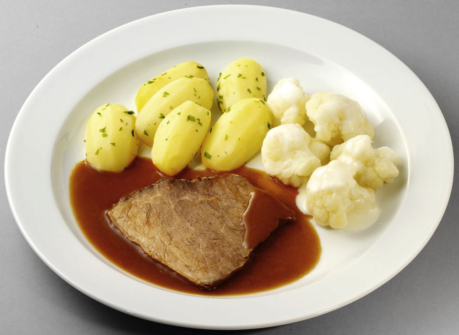 Zarter Rinderbraten, in kräftiger Bratensoße mit Blumenkohl in Soße und ...